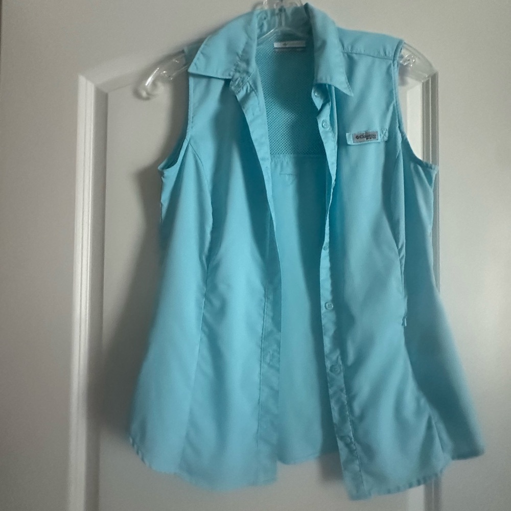 Columbia Women's Light Blue Sleeveless Button Down Shirt